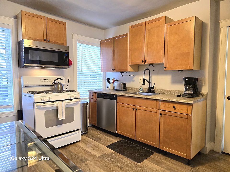 Eat in kitchen fully applianced with gas cooking.