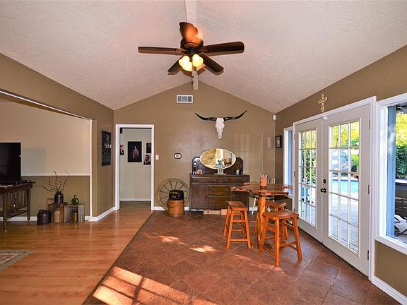 2nd image of 808 Camelot Ln