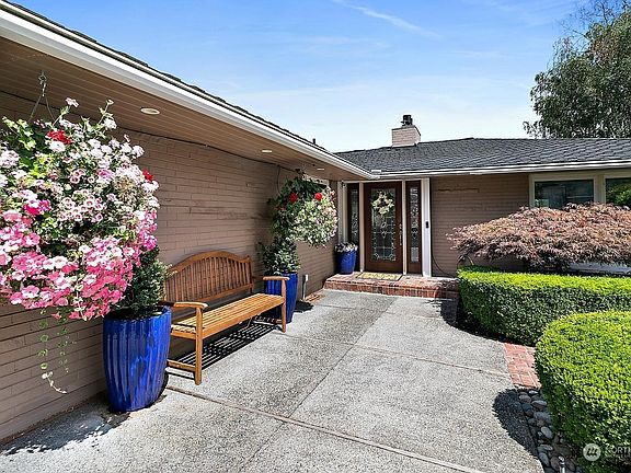 3rd image of 10807 Evergreen Terrace SW