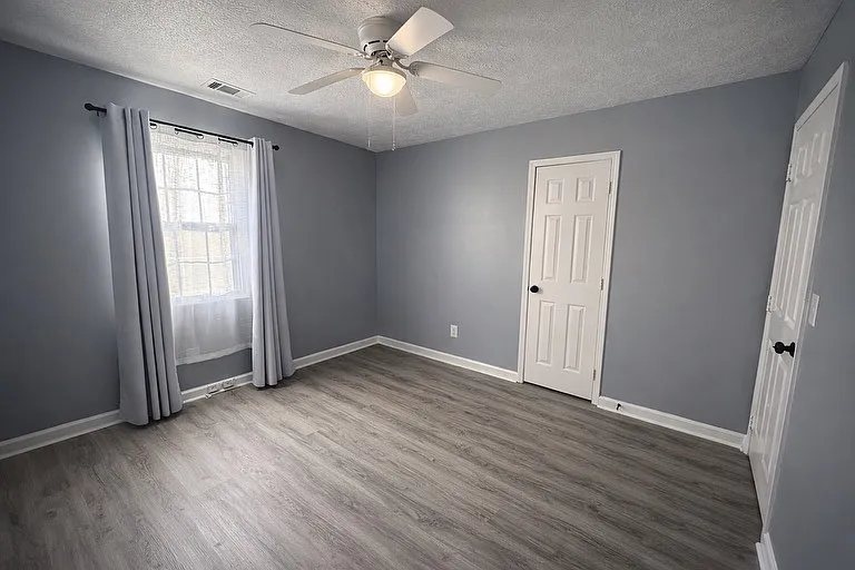 Upper floor - Secondary bedroom n1
