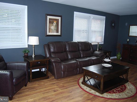 4th image of 1 Hale Ln #D