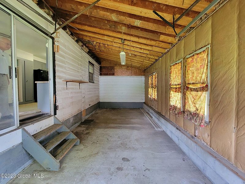 5th image of 2367 Burgoyne Avenue