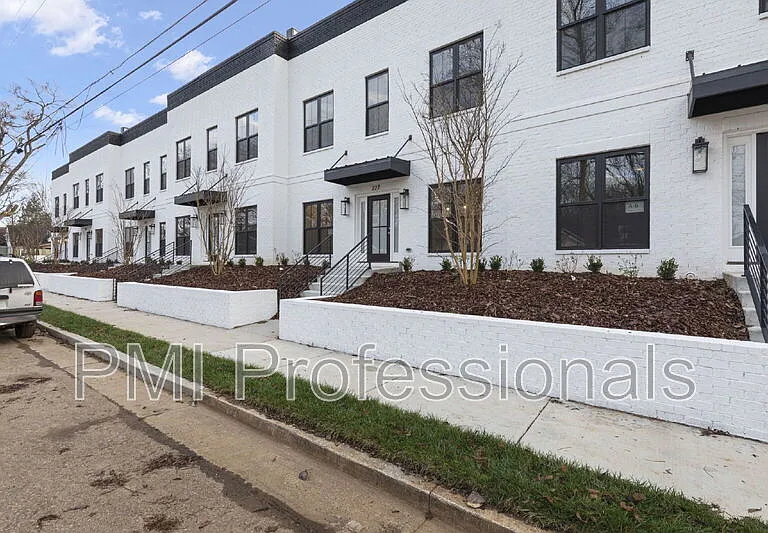 219 S Bilbro Ave — Photo 2