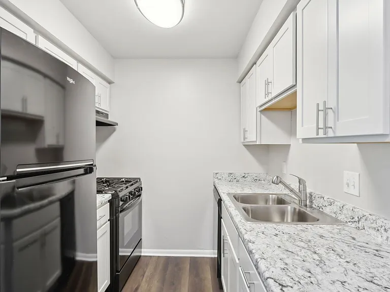 Mayfair Apartments — Photo 25