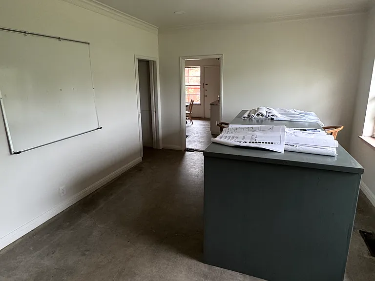10 NE 8th St — Photo 3