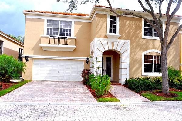 Home For Sale In Woodfield Country Club