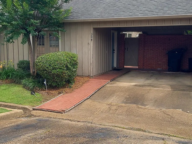 304 River Pl — Photo 1