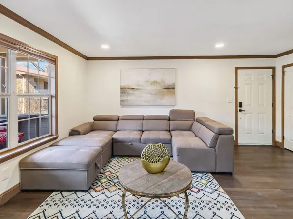 906 Chapel Creek Dr, Birmingham, AL 35226