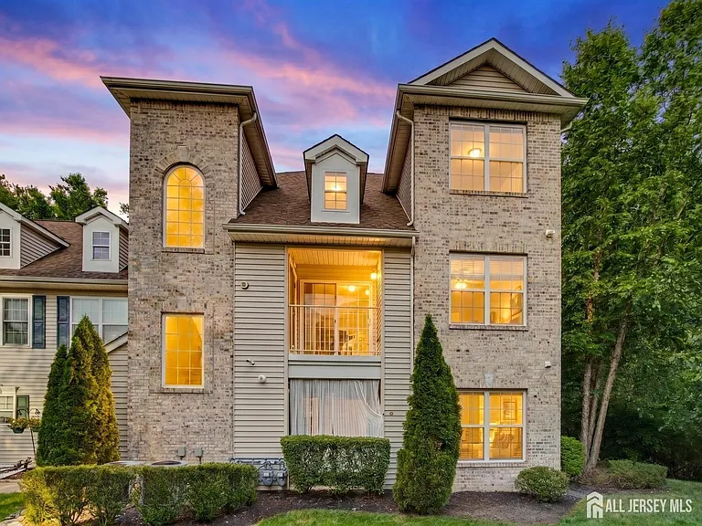 1054 Morning Glory Dr — Photo 1