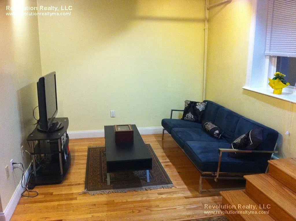 3 bed, 1.0 bath, 790 sqft, $2,700 — Photo 3