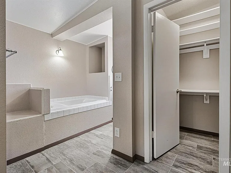 2504 S Annett St — Photo 16