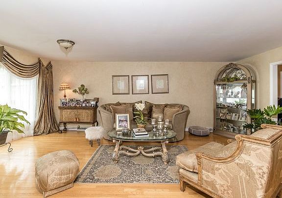 4th image of 5261 Farwell Ave
