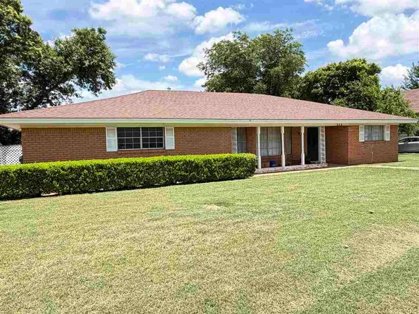 624 W 1st St, Grandfield, OK 73546