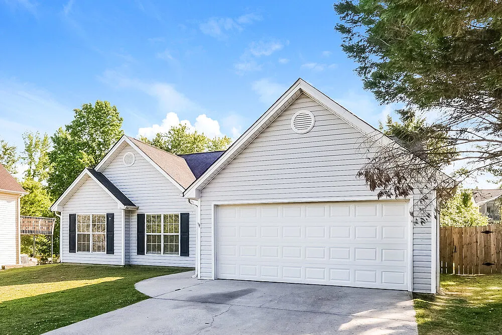 3 bed, 2.0 bath, 1345 sqft, $3,080 — Photo 3