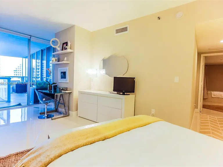 495 Brickell Ave #802 — Photo 5