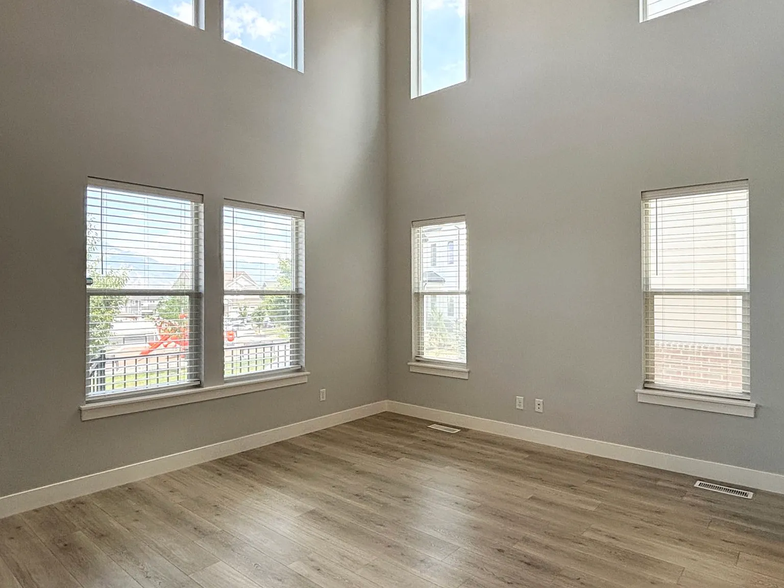 3 bed, 2.5 bath, 2310 sqft, $2,595 — Photo 4