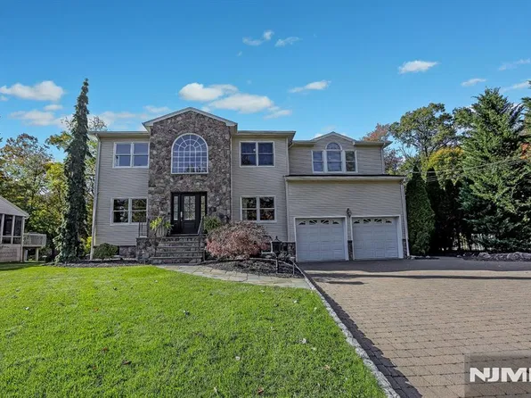 18 Clauss Avenue, Paramus, NJ 07652