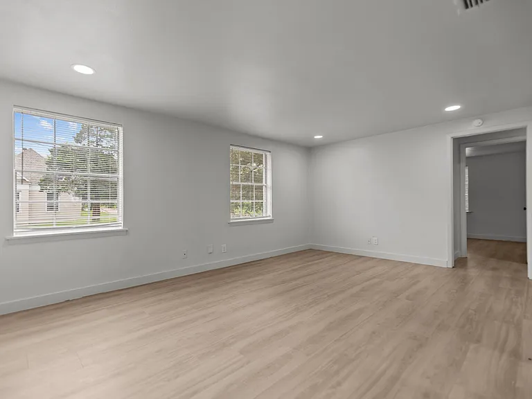 515 W Houston St — Photo 2
