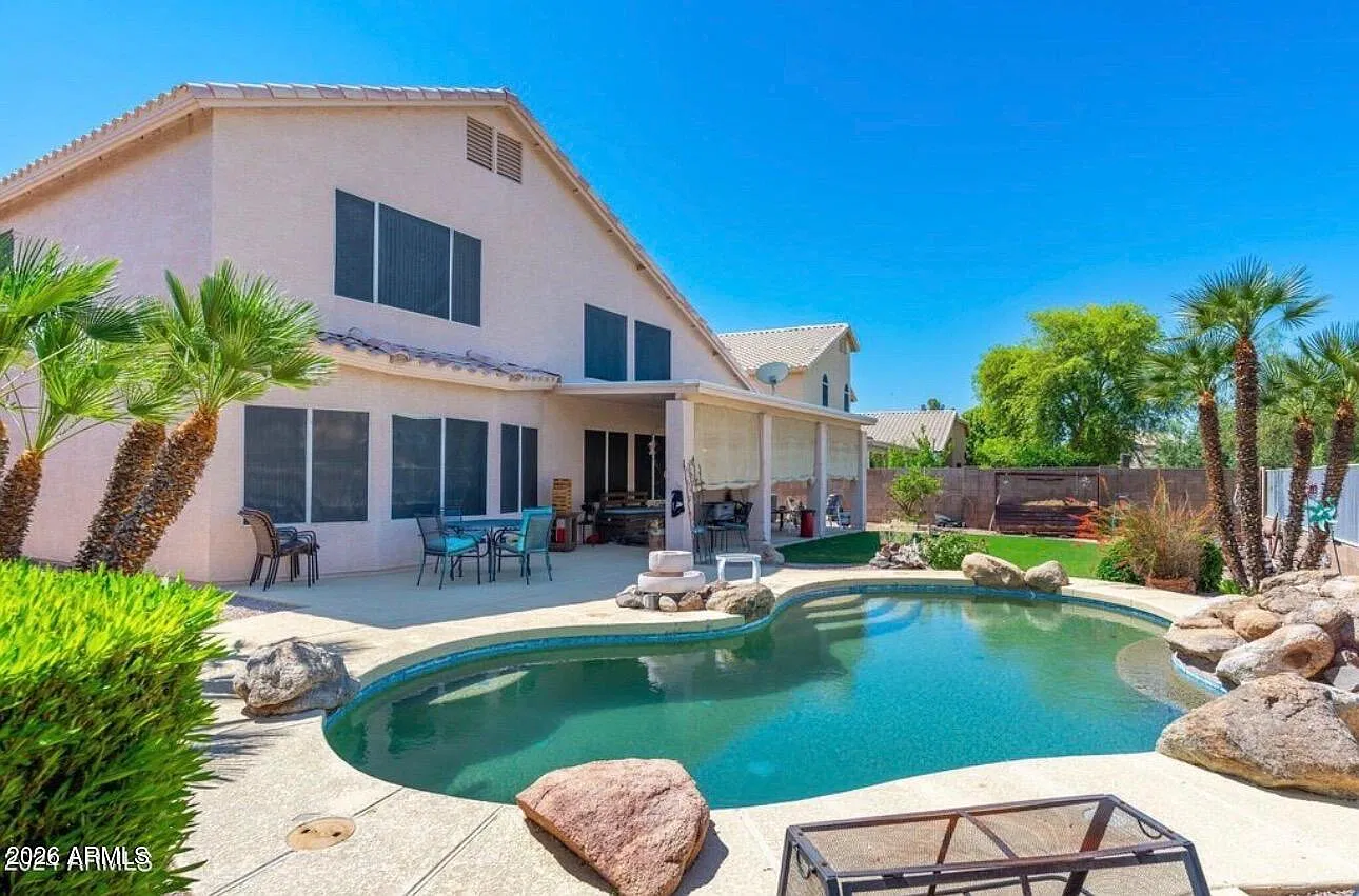4 bed, 2.5 bath, 2973 sqft, $3,200 — Photo 2