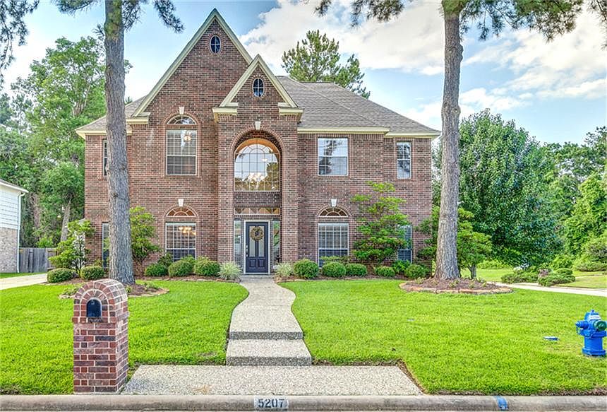 Beautifully updated home in Greentree.