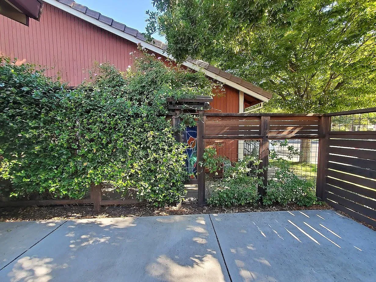 3 bed, 1427 sqft, $3,100 — Photo 3