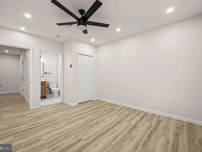 437 W Girard Ave #39-4 — Photo 13