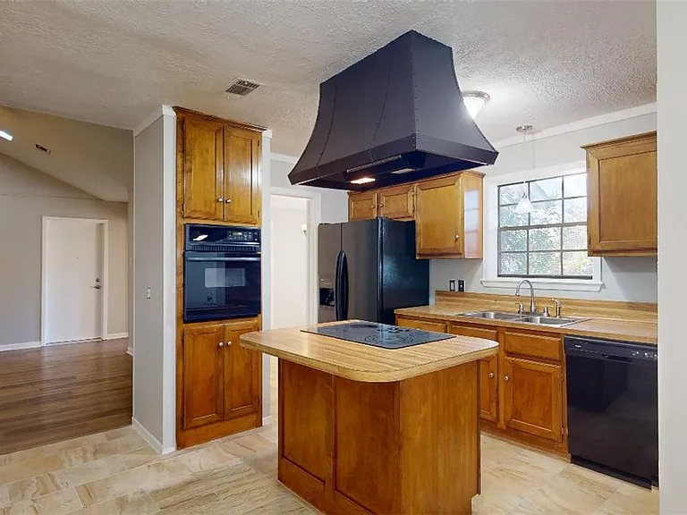3904 Windwood Cir — Photo 6