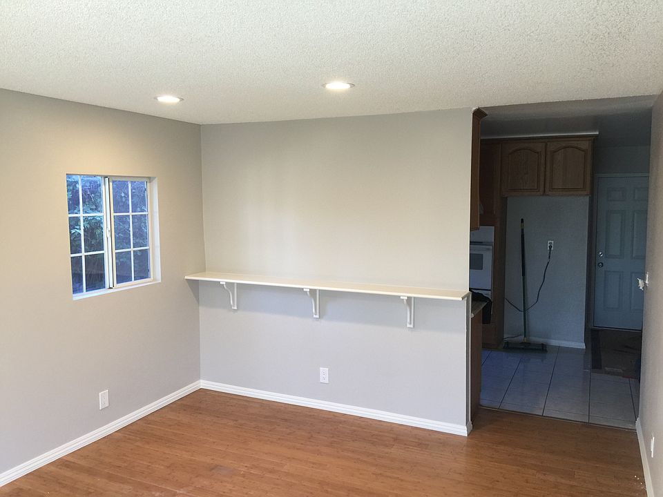 Dining room (into the kitche