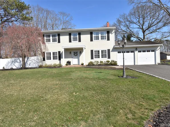 29 Loebel Street, Selden, NY 11784