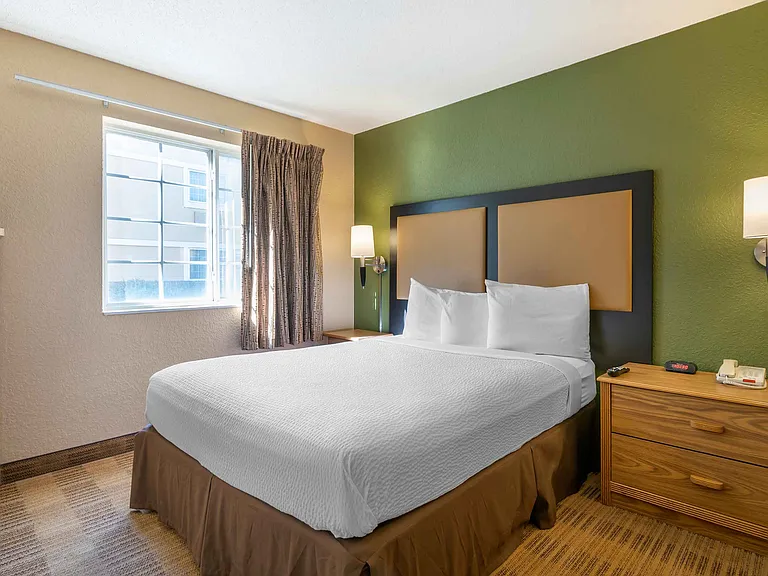 1 Bedroom Suite - 1 Queen Bed