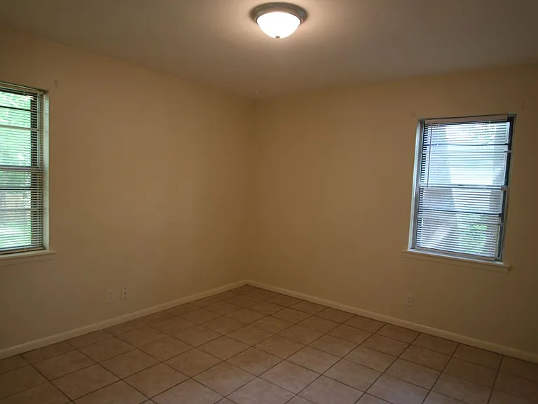 3306 Greg Ln — Photo 10