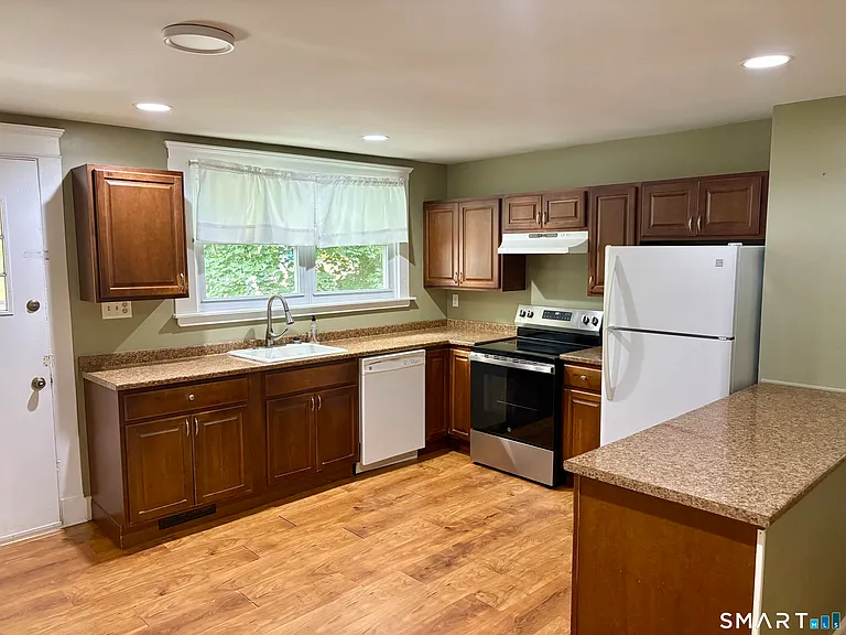 565 Sylvan Ave — Photo 11
