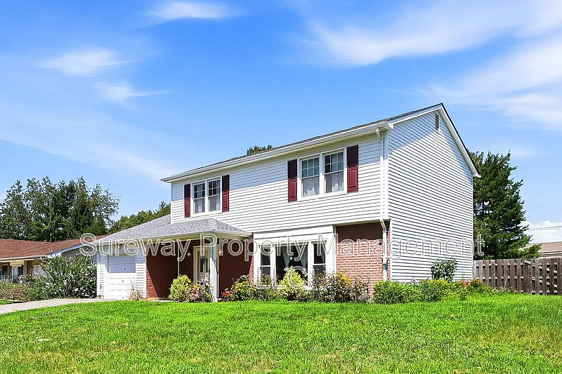 3 bed, 1.5 bath, 2005 sqft, $3,200 — Photo 2