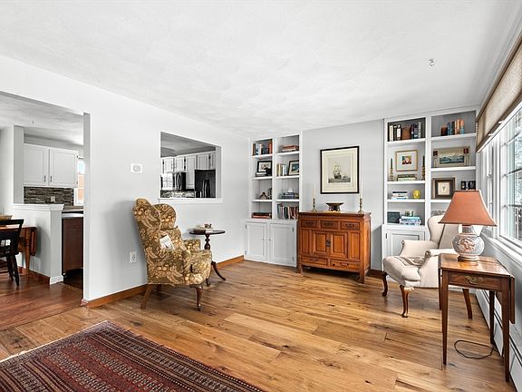 5th image of 8 Christie Dr #1