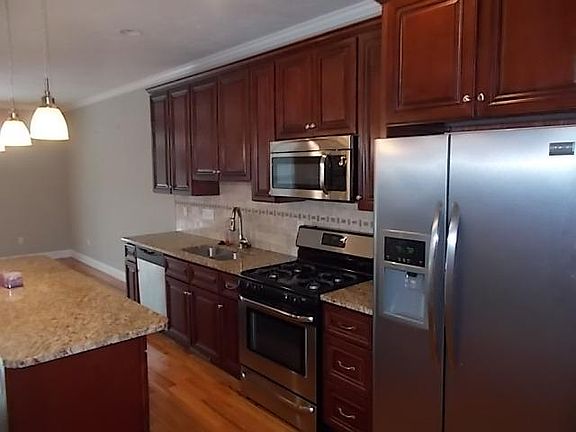 Stainless appliances & granite counters