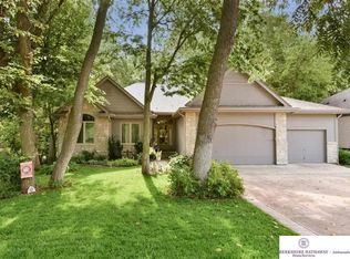 11807 Windcrest Dr, Papillion, NE 68133