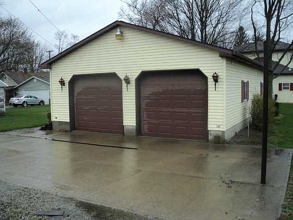3rd image of 211 W High St