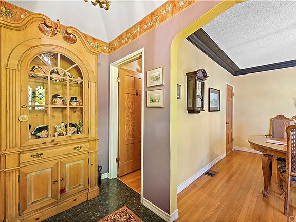 5th image of 427 N Janss St