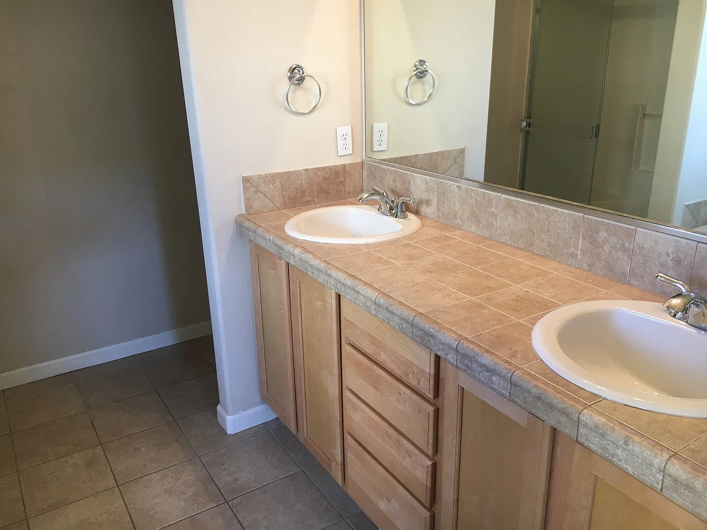 4 Bedroom Rambler in Horn Rapids! — Photo 4