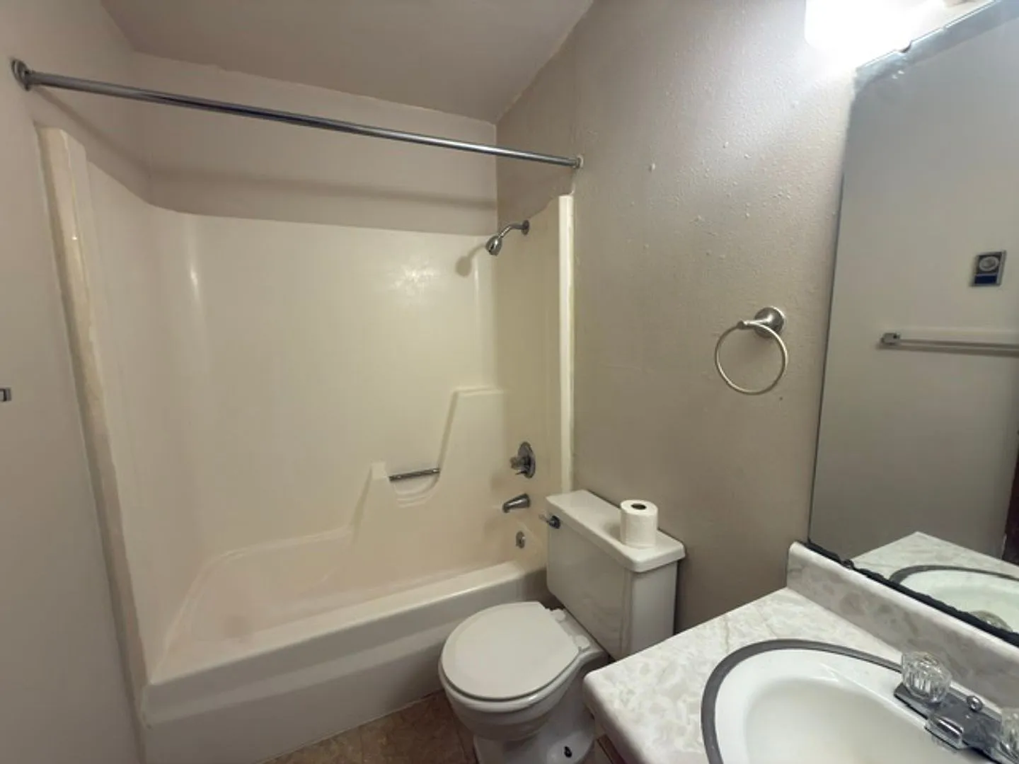 2 Bedroom Apartment - Convenience Charleston Location! — Photo 3