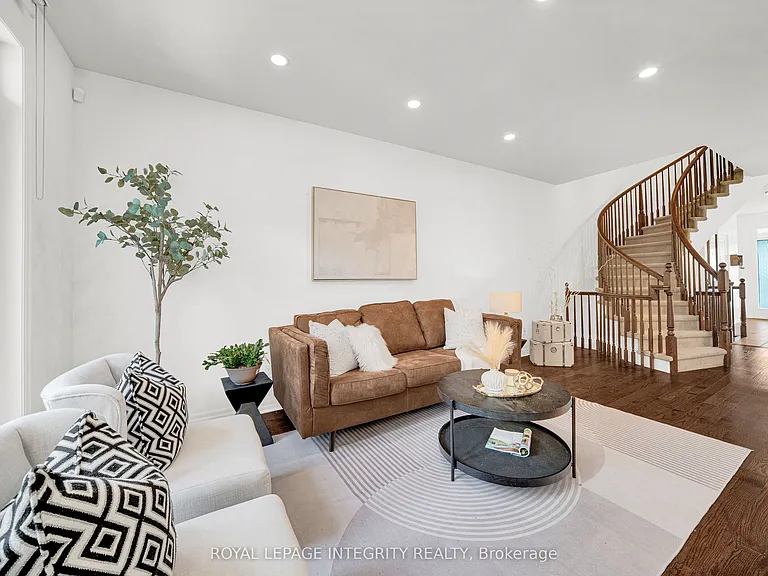 114 Hawkeswood Dr — Photo 11