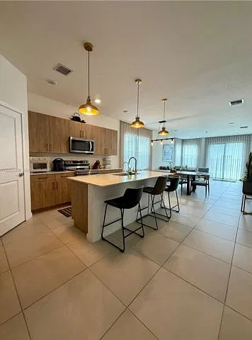 5 bed, 3.5 bath, 2980 sqft, $4,000 — Photo 2