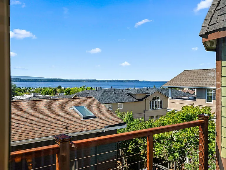 545 Holly Dr — Photo 2