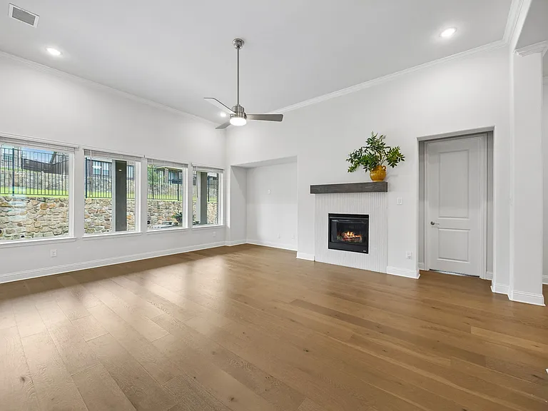 439 Montrose Dr — Photo 6