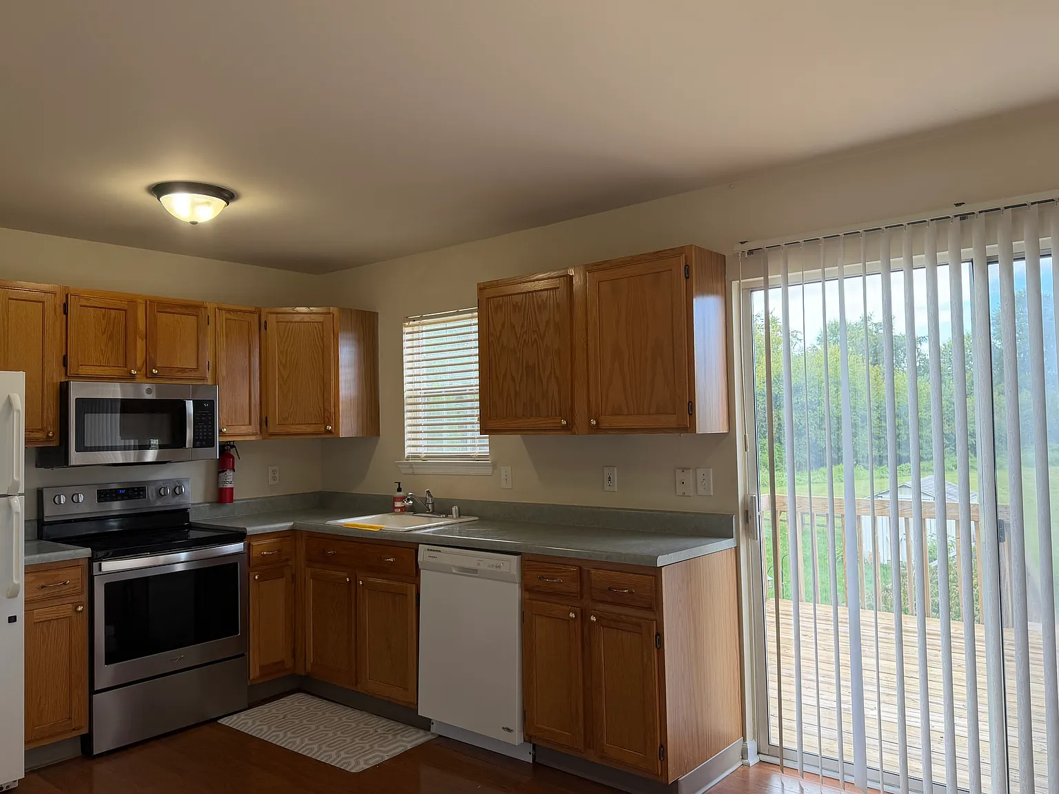 3 bed, 1.5 bath, 1672 sqft, $2,400 — Photo 3