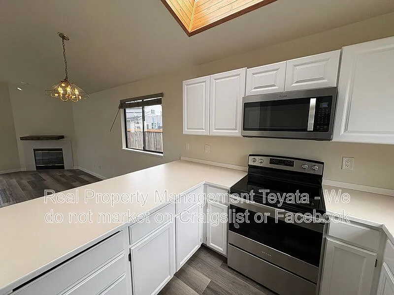 3 bed, 1.5 bath, 1287 sqft, $2,300 — Photo 3
