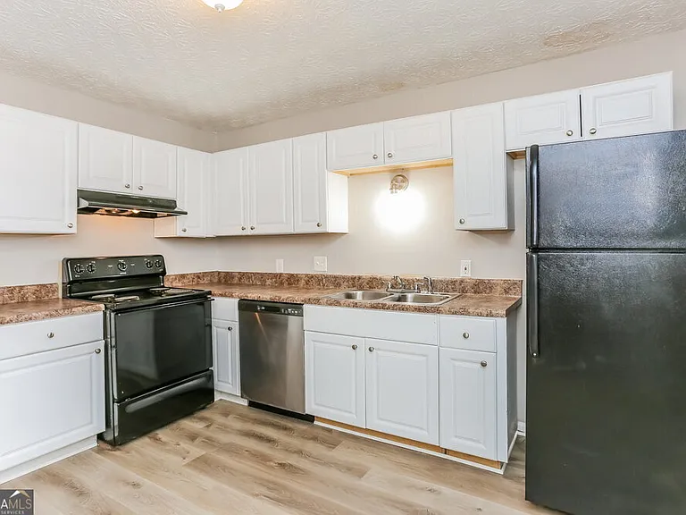 1535 Springwood Dr SE #B — Photo 10