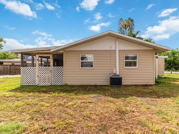 3032 48th Avenue Dr W, Bradenton, FL 34207