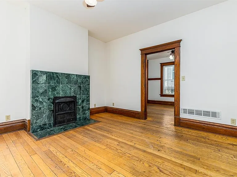 910 University Ave — Photo 11