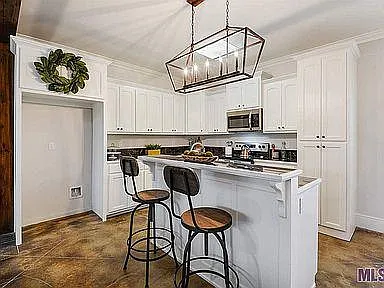 Kitchen Bar Eating Area